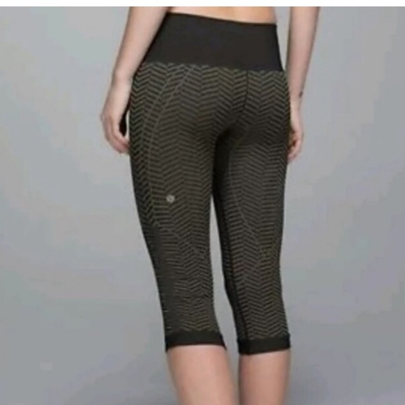Women's Lululemon In The Flow Crop II Fatigue Green Black Chevron - Picture 2 of 15